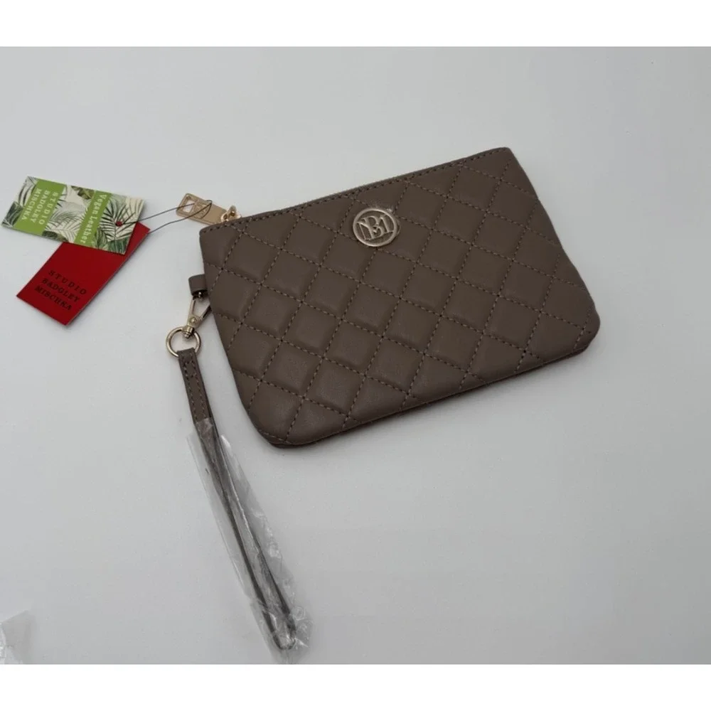 NWT Badgley Mischka Wristlet Quilted Vegan Leather Taupe Gold Zipper Logo‎